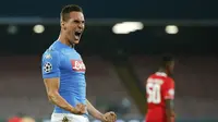 Aksi pemain Napoli, Arkadiusz Milik  usai mencetak gol saat timnya mengalahkan Benfica pada laga grup B Liga Champions di San Paolo Stadium, Naples, Kamis (29/9/2016) dini hari WIB. (REUTERS/Ciro De Luca)