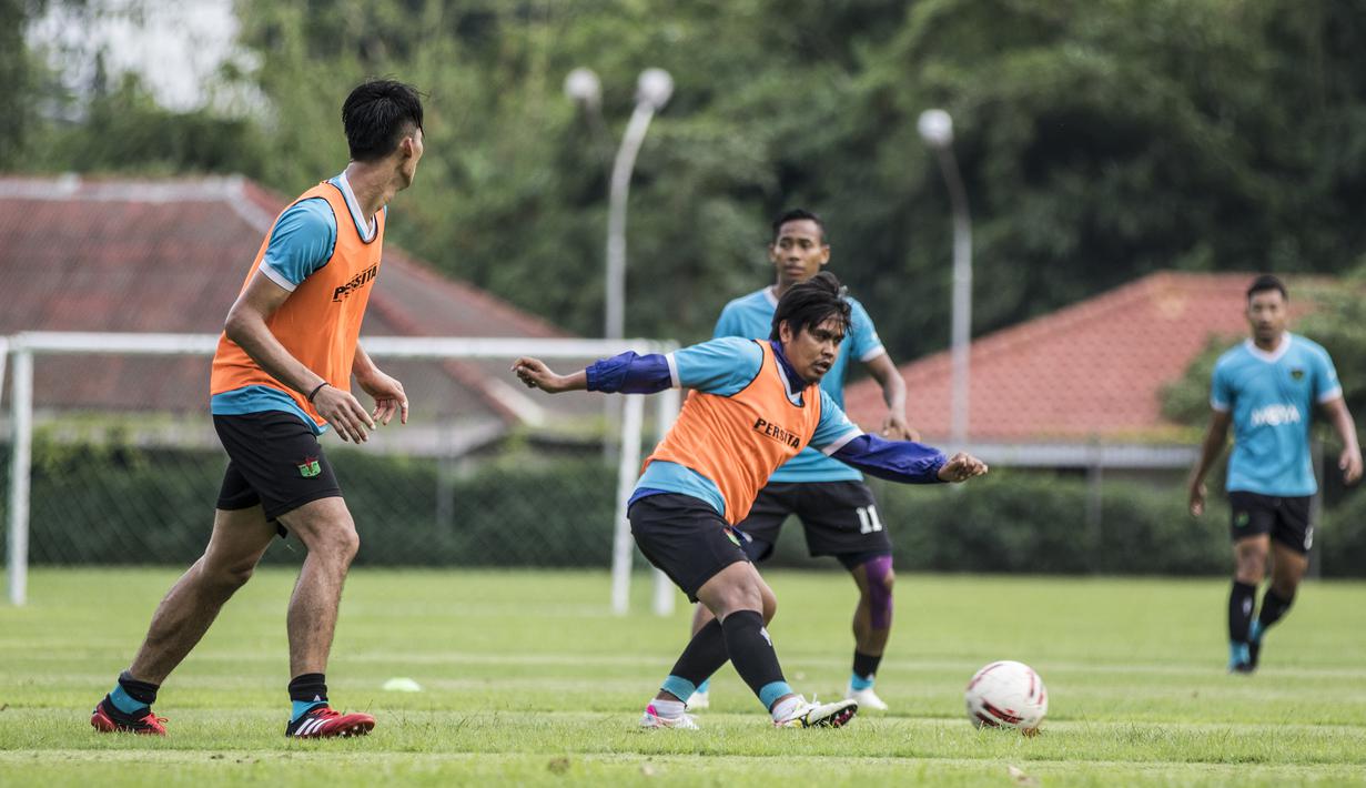 Pemain Persita Tangerang, Egi Melgiansyah, berusaha mengontrol bola saat latihan di Lapangan SPH Karawaci, Tangerang, Rabu (29/1). Latihan ini merupakan persiapan jelang Liga 1 Indonesia 2020. (Bola.com/Vitalis Yogi Trisna)