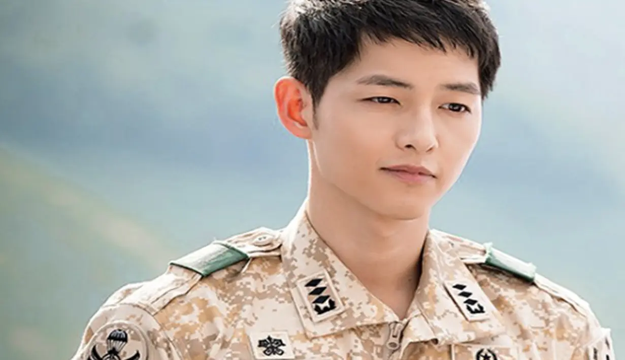 Song Joong Ki sangat gugup ketika bertemu dengan Song Hye Kyo. Dirinya mengaku seperti kehilangan kata-kata dan tak berani menatap mata Song Hye Kyo jika berada disisi nya. (Soompi/Bintang.com)