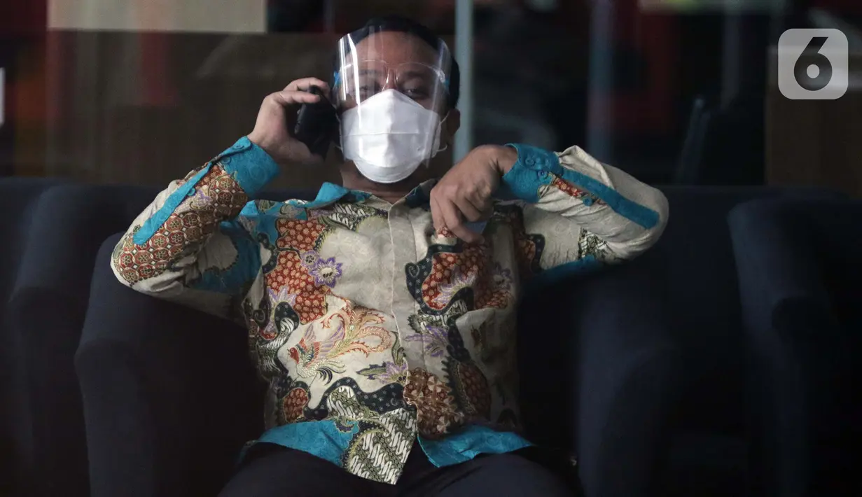 Plt Gubernur Sulawesi Selatan, Andi Sudirman Sulaiman usai menjalani pemeriksaan di gedung Merah Putih KPK, Jakarta, Rabu (2/6/2021). Andi S Sulaiman diperiksa sebagai saksi terkait dugaan suap perizinan dan pembangunan infrastruktur di Pemprov Sulsel 2020-2021. (Liputan6.com/Helmi Fithriansyah)