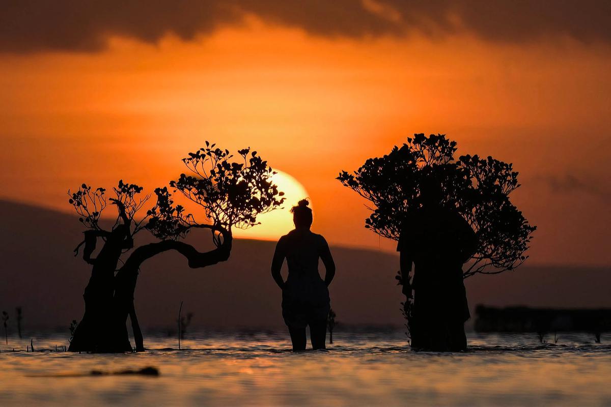FOTO: Senja Pantai Walakiri Memikat Wisatawan di Sumba Timur