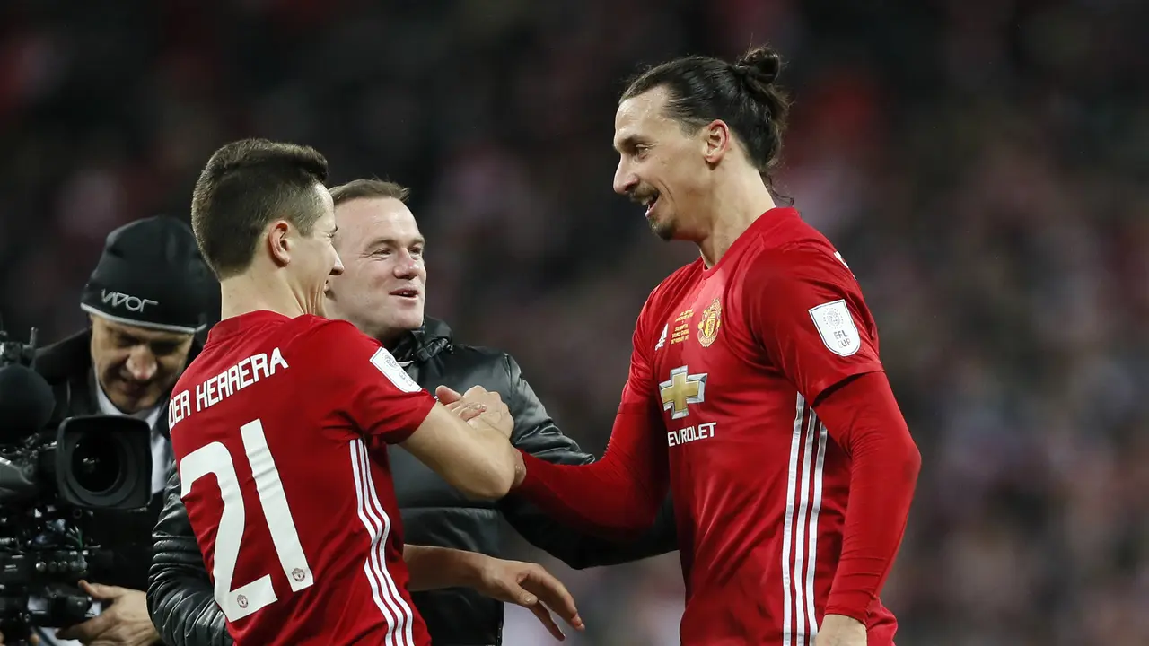 Gelandang Manchester United (MU) Ander Herrera (kiri) yakin Zlatan Ibrahimovic (kanan) pulih cedera ligamen lutut dan kembali bermain.