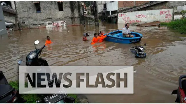  Banjir mulai menghampiri hunian di bantaran Sungai Ciliwung. Hujan yang turun sejak Kamis dini hari di wilayah Bogor dan Jakarta membuat ketinggian air Ciliwung tinggi.