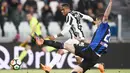 Aksi pemain Juventus, Douglas Costa (kiri) melepaskan tembakan melewati adangan pemain Atalanta pada lanjutan Serie A di Allianz Stadium, Turin, (14/3/2018). Juventus menang 2-0. (AFP/Marco Bertorello)