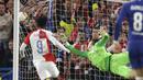 Kiper Chelsea, Kepa Arrizabalaga, gagal menghalau bola ke gawang pada laga leg kedua perempat final Liga Europa di Stadion Stamford Bridge, Kamis (18/4/2019). Chelsea menang 4-3 atas Slavia Praha. (AP/Matt Dunham)