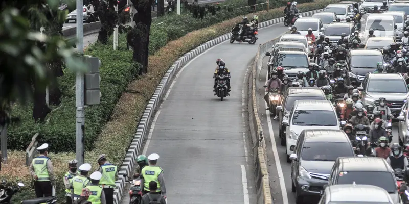 Cegah Macet dan Kecelakaan, Polisi Razia Kendaraan Penerobos Jalur Transjakarta