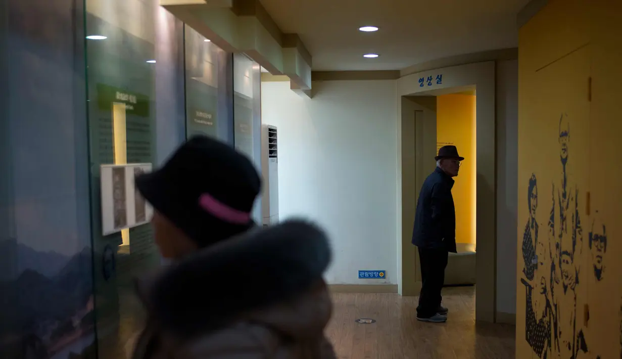 Pengunjung berada di dalam villa atau yang dikenal sebagai Kastil Hwajinpo di Pantai Hwajinpo, Korea Selatan, (19/2). Villa ini merupakan tempat liburan untuk mendiang pendiri Korea Utara Kim Il Sung. (AP Photo/Jae C. Hong)