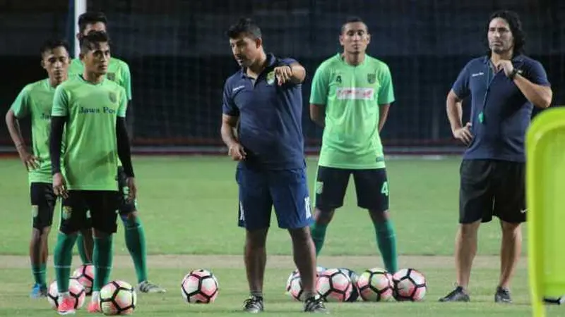 Para pemain Persebaya Surabaya bersama pelatih  Angel Alfredo Vera 