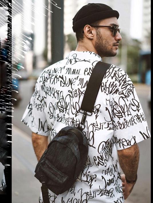 Gayanya makin stylish meski simpel dengan tambahan kacamata hitam. Terlebih lagi ia memiliki brewok yang menghiasi wajah tampannya membuat ia semakin macho. (Liputan6.com/IG/@refalhady)