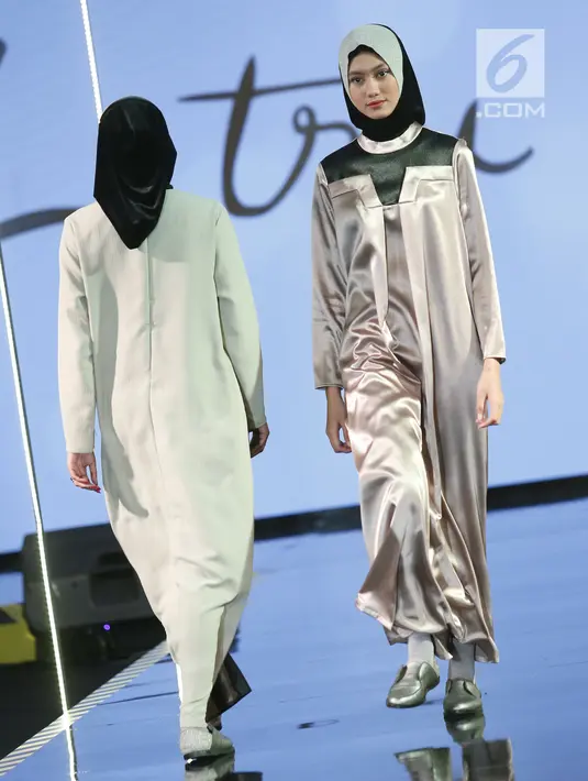 Model berjalan di atas catwalk mengenakan busana L.tru X Fenita Arie dalam ajang Jakarta Modest  Fashion Week, di Gandaria City, Jakarta, Jumat, (27/7). (Kapanlagi.com/Agus Apriyanto)