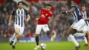 Aksi pemain Manchester United, Jesse Lingard berusaha melewati adangan pemain West Bromwich pada lanjutan Premier League di Old Trafford, Manchester,(15/4/2018). Manchester United kalah 0-1. (Nick Potts/PA via AP)