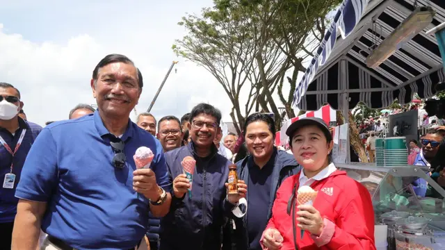 Bersama Menteri Koordinator Bidang Kemaritiman dan Investasi Luhut Binsar Pandjaitan, Ketua DPR Puan Maharani dan Menteri BUMN Erick Thohir di lokasi F1 Powerboat Danau Toba.  (Dok Kemenko Marves)