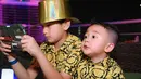 Dengan ukuran yang lebih kecil, Rayyanza kenakan kemeja serupa dengan sang kakak seharga Rp5,4 jutaan. Ia pun juga mengenakan celana pendek hitam [@raffiahmad1717]