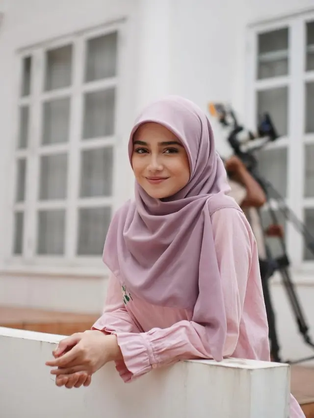 6 Pesona Anggun Meneduhkan Syifa Hadju Pakai Hijab Syar’i di Kajian Hanan Attaki