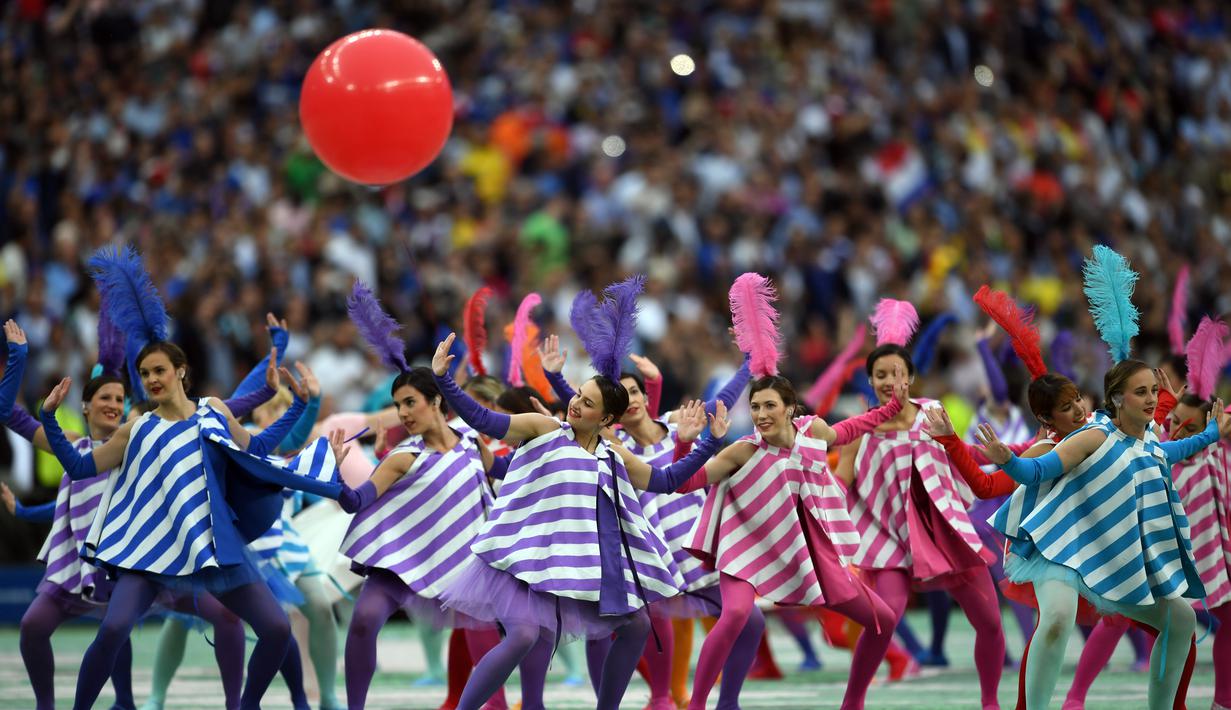 Selama kurang lebih 20 menit para penari mengisi acara upacara pembukaan Piala Eropa 2016 jelang laga Prancis melawan Rumania di Stade de France, Prancis, Jumat (10/6/2016) atau Sabtu dini hari WIB. (AFP/Francisco Leong) 