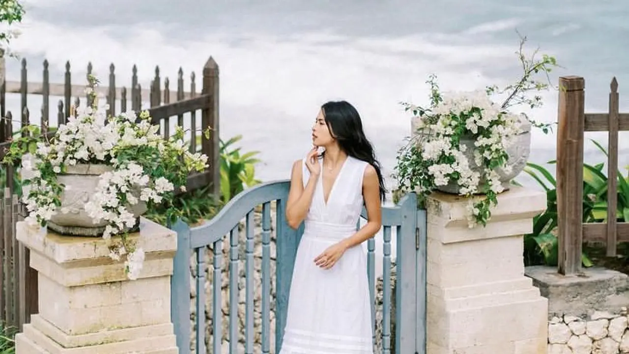 Gaya Pemotretan Maudy Ayunda saat Liburan di Bali, Cantik Pakai Dress Putih