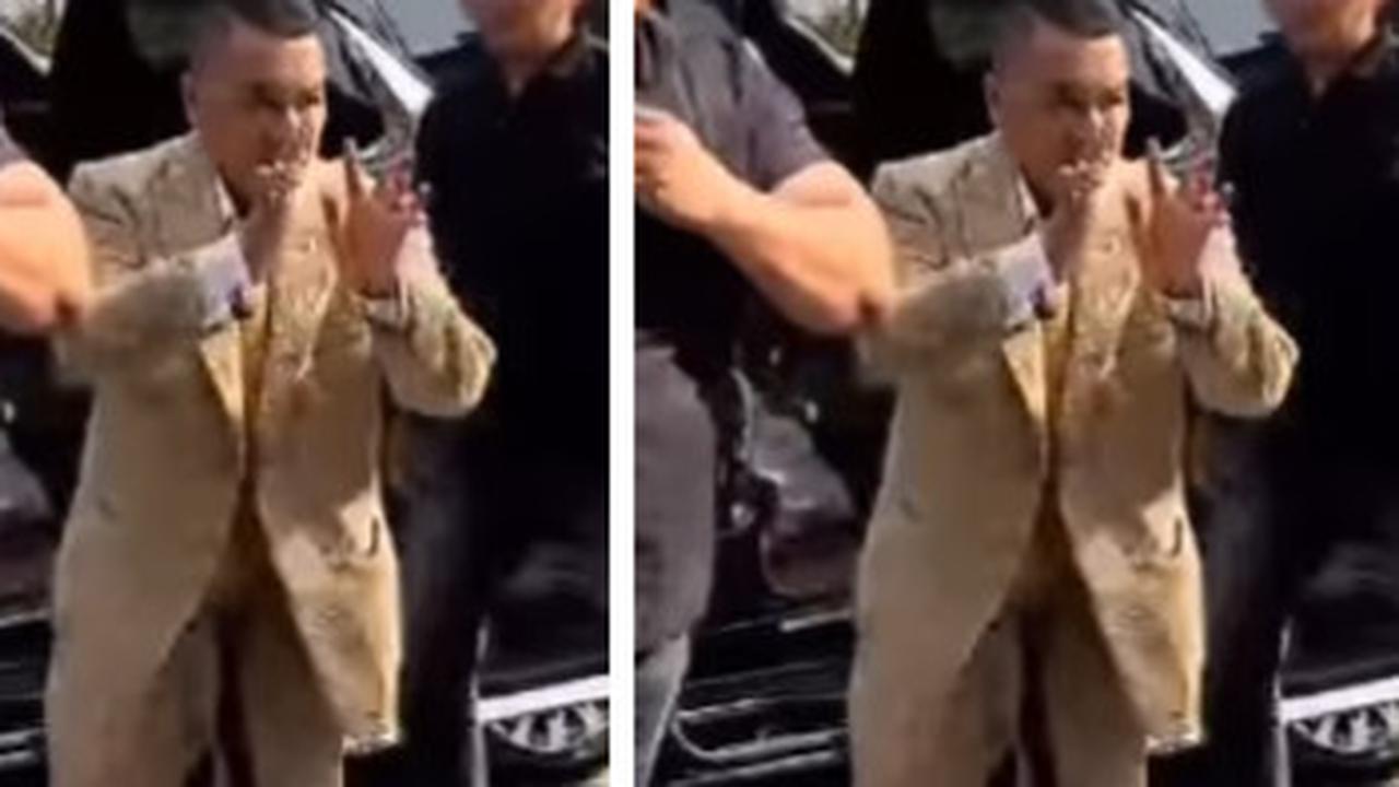 Sangar Hotman Paris Dikawal Ketat Bodyguard Berotot Tampil Serba Hitam, Ikat Pinggang Jadi Sorotan