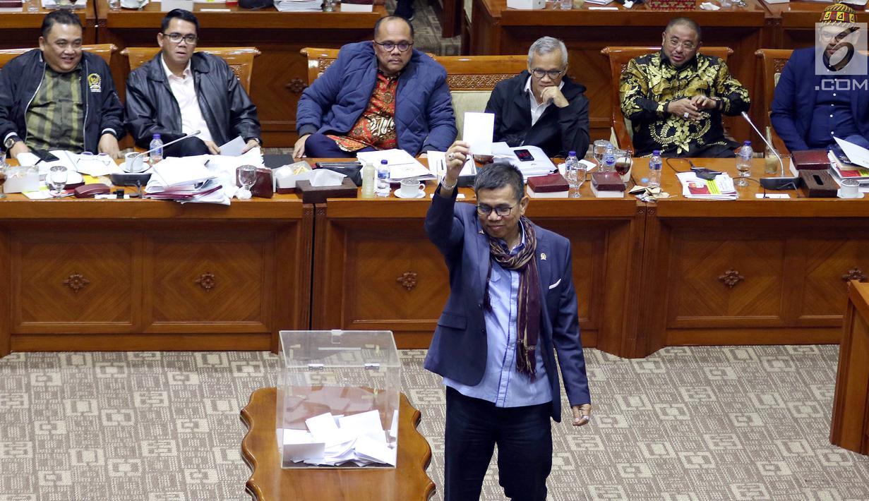 Sekjen Partai Demokrat Hinca Panjaitan memasukan surat suara saat pleno pemilihan dan penetapan Capim KPK di ruang rapat Komisi III DPR RI, Senayan, Jakarta, Jumat (13/9/2019) dini hari. Calon Pimpinan KPK Irjen Pol Firli Bahuri terpilh sebagai Ketua KPK 2019-2023. (Liputan6.com/Johan Tallo)