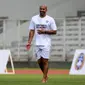 Legenda sepak bola Argentina, Juan Sebastian Veron bermain tanpa alas kaki pada acara puncak BRImo Future Garuda yang bertajuk FOURFEO Mini Tournament di Stadion Madya, Jakarta, Kamis (01/06/2023). (Bola.com/Bagaskara Lazuardi)