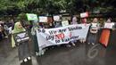 Warga melakukan aksi menolak peringatan Hari Valentine saat Car Free Day di Bundaran HI, Jakarta, Minggu (8/2/2015). (Liputan6.com/Faizal Fanani)