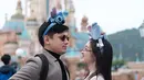 <p>Liburan bareng ke Disneyland Hong Kong, keduanya juga tampil serasi dengan mantel dan headpiece. [Foto: @raynwijaya26]</p>