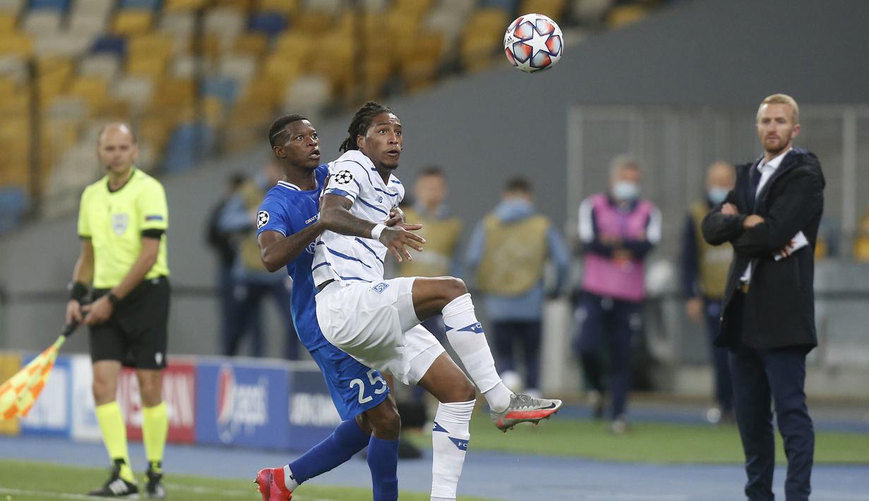 Penyerang Dynamo Kyiv, Gerson Rodrigues, berebut bola dengan bek Gent, Nurio Fortuna, pada laga kedua play-off Liga Champions di Stadion Olimpiade Kiev, Rabu (30/9/2020) dini hari WIB. Dynamo Kyiv menang 3-0 atas Gent. (AP Photo/Efrem Lukatsky)