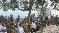 Menko PM Muhaimin Iskandar ziarah ke Makam Syekh Mahmud Bin Abdurrahman Bin Muadz Bin Jabal. (Liputan6.com/Muhammad Radityo)