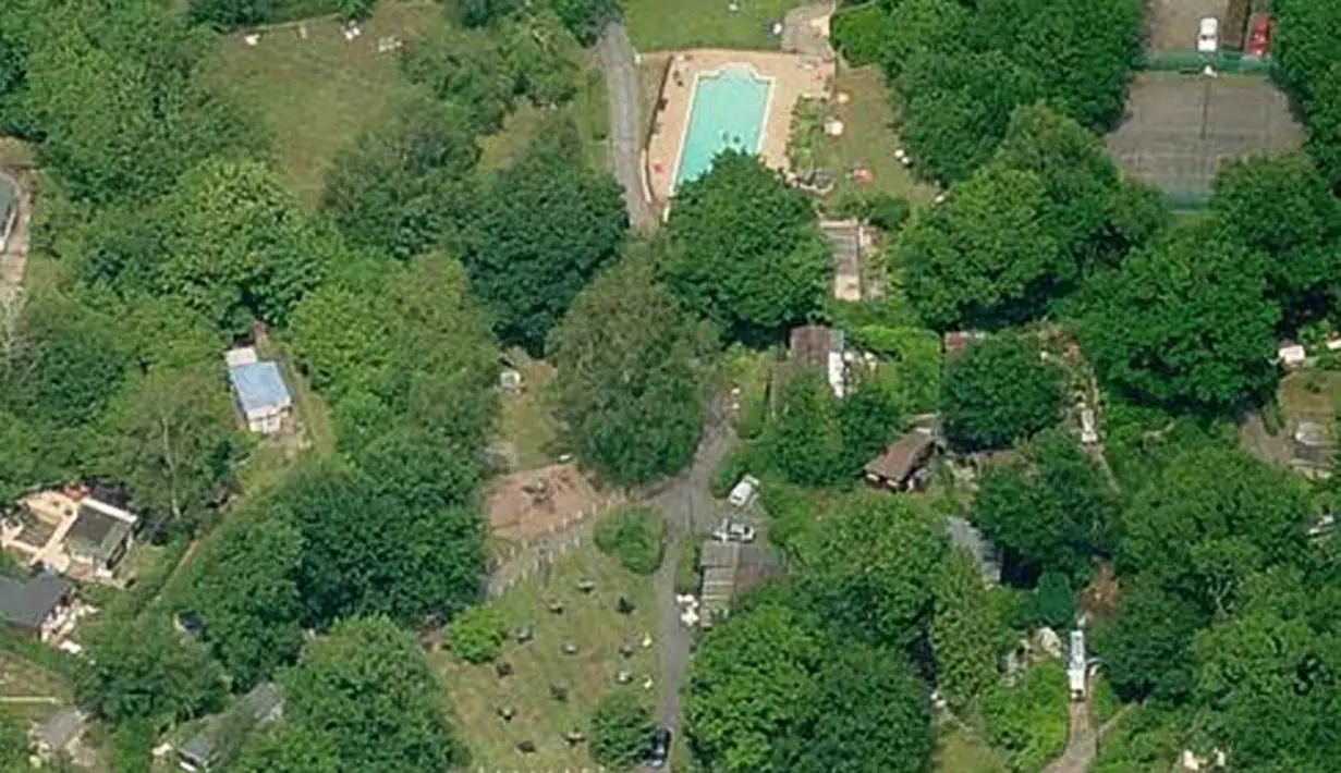 Suasana pemandangan Desa Spielplatz, London, Inggris di lihat dari udara. Desa Spielplatz mempunyai luas 4,9 hektar, kawasan ini dibuka oleh Charles Macaskie dan istrinya, Dorothy, pada 1929. (naturistguide.eu)