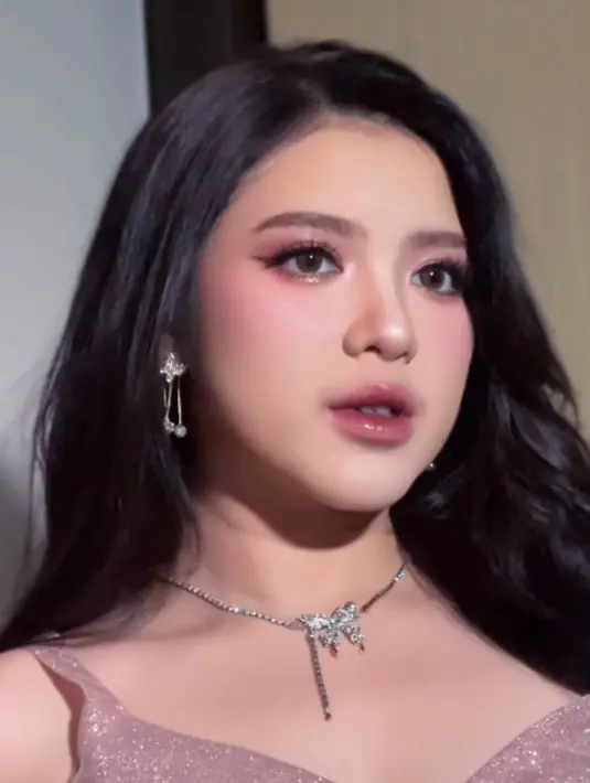 Riasan wajahnya juga begitu pas, dalam rona pink yang memberi impresi manis dan romantis karya @cielmakeupartist. [@rikkisi/@cielmakeupartist]
