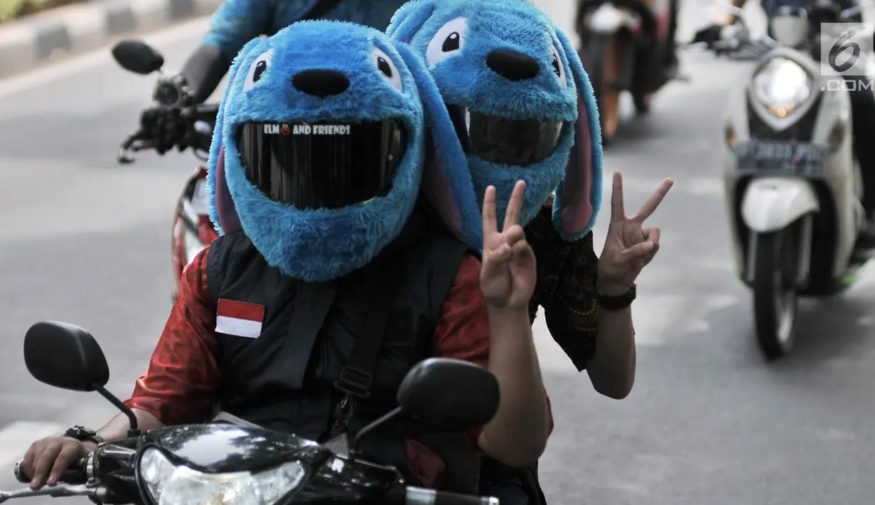 Sejumlah anggota dari komunitas Elmo And Friends berkonvoi menggunakan sepeda motor di kawasan Menteng, Jakarta, Minggu (11/11). Dengan mengenakan batik, mereka melakukan konvoi dalam rangka merayakan Hari Pahlawan. (Merdeka.com/ Iqbal S. Nugroho)