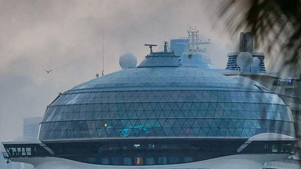 Icon of The Seas memiliki panjang sekitar 365 meter dengan 20 dek yang dapat menampung hingga 7.600 penumpang.&nbsp;Foto: Marco Bello/AFP