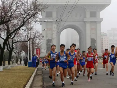 Sejumlah pelari mengikuti ajang Pyongyang International Marathon 2025 di jalanan Pyongyang, Korea Utara, Sabtu (06/04/2025). (AP Photo/Jon Chol Jin)