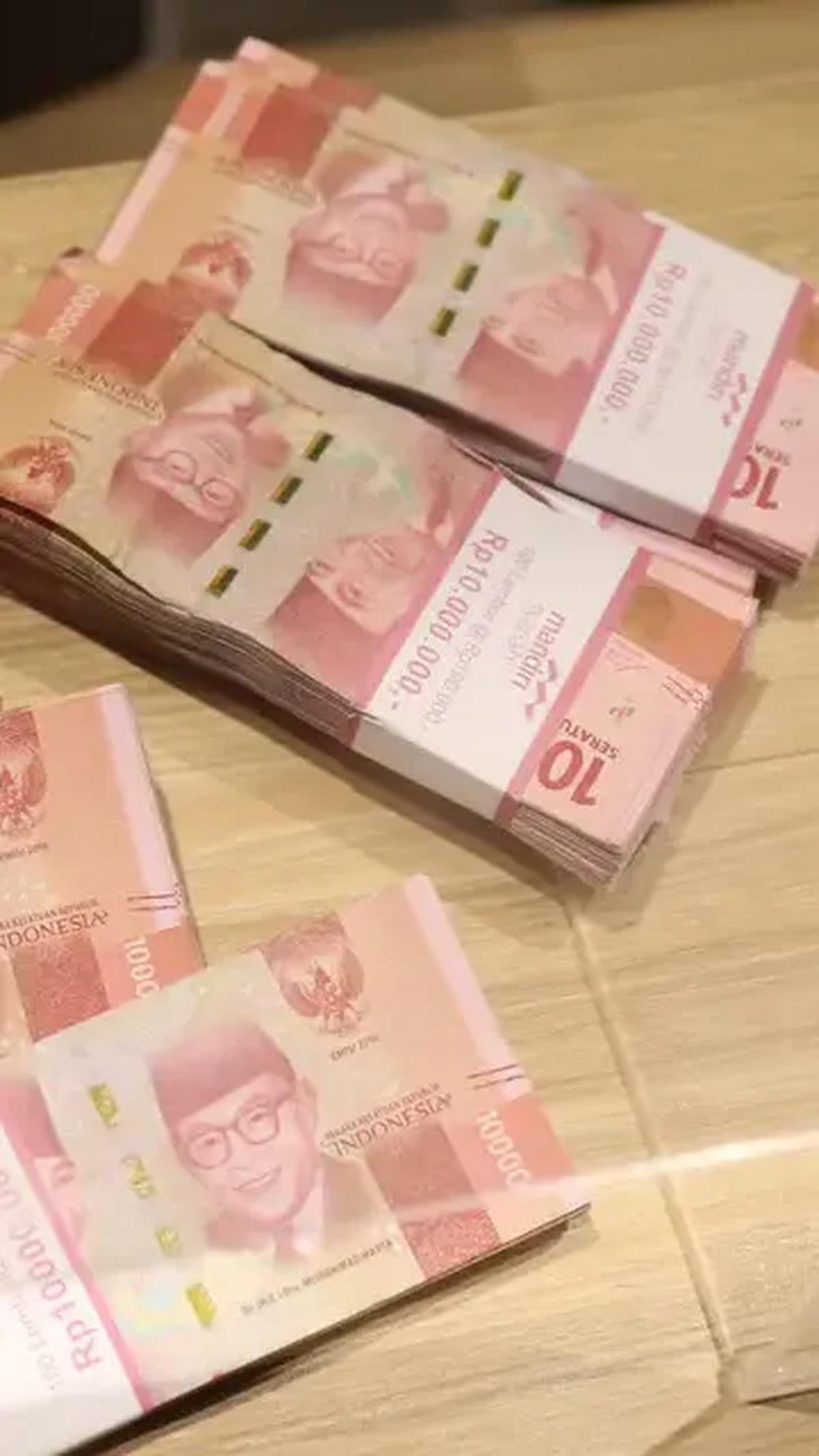 Lalu, ada juga tukin, honorarium, dan uang lembur Rp43,8 triliun yang naik 8,4 persen dari sebelumnya Rp40,4 triliun.
