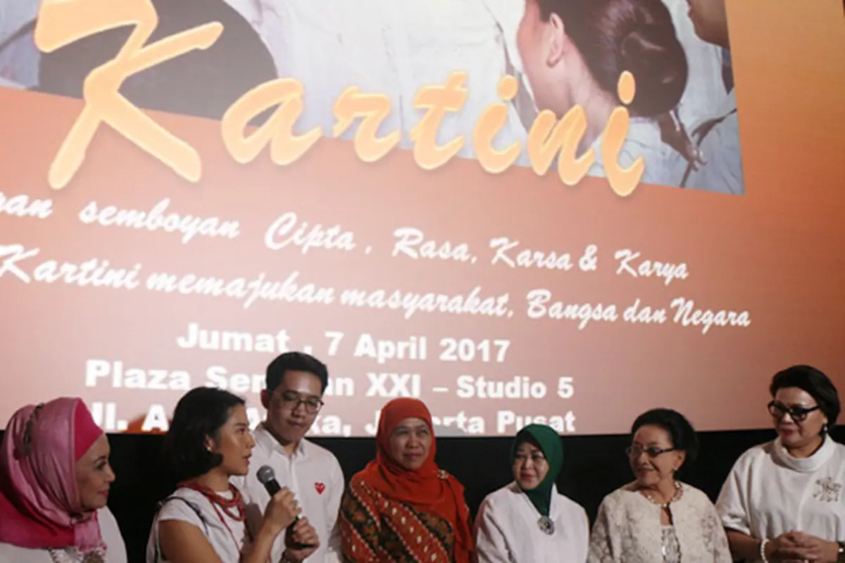 Acara ini semakin seru dan menarik para penonton karena Dian Sastro turut hadir dan foto bersama dengan Puteri Indonesia 2017, Yayasan Puteri Indonesia, dan seluruh tamu undangan. 
