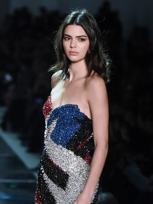 Model asal AS, Kendall Jenner berpose saat membawakan busana rancangan Alexandre Vauthier  selama 2017 spring/summer Haute Couture di Paris Fashion Week, Prancis  (24/1). (AFP Photo/Alain Jocard)