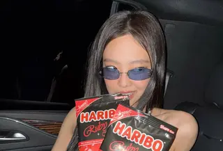 Jennie BLACKPINK Berkolaborasi dengan Haribo. [@jennierubyjane]