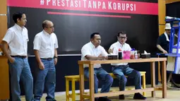 Mendikbud Nadiem Makarim (kiri), Menparekraf Wishnutama (kedua kanan), Menteri BUMN Erick Thohir (kanan), Komedian Sogi Indra Dhuaja (kedua kiri), dan Bedu (tengah) tampil dalam drama bertajuk Prestasi Tanpa Korupsi di SMKN 57, Jakarta Selatan, Senin (9/12/2019). (Foto:Biropress Kepresidenan)