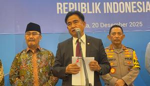 Menteri Koordinator Bidang Hukum, HAM, Imigrasi, dan Pemasyarakatan (Menko Kumham Imipas) Yusril Ihza Mahendra usai rapat koordinasi tingkat menteri dan kepala lembaga di Balai Kartini, Jakarta, Sabtu (20/12/2025). (Foto: Merdeka.com/Nur Habibie).