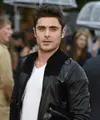 Zac Efron mengucapkan peringatan hari jadinya dengan sang kekasih, Sami Miro, melalui akun twitternya @ZacEfron. (Bintang/EPA)