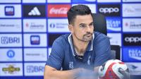 Pelatih Persita Tangerang, Carlos Pena mengikuti sesi konferensi pers selepas laga melawan Persija Jakarta dalam laga pekan pertama BRI Super League 2025/2026 di Jakarta International Stadium (JIS), Minggu (10/8/2025). (Dok. I.League)