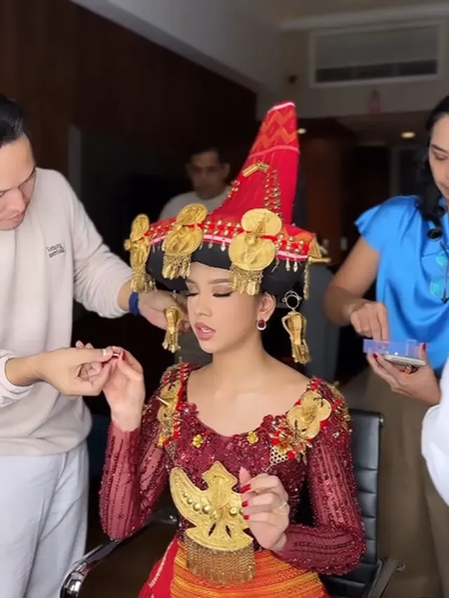 Potret Cantik Lyodra Ginting Pakai Baju Adat Batak Karo di Misa Akbar Paus Fransiskus