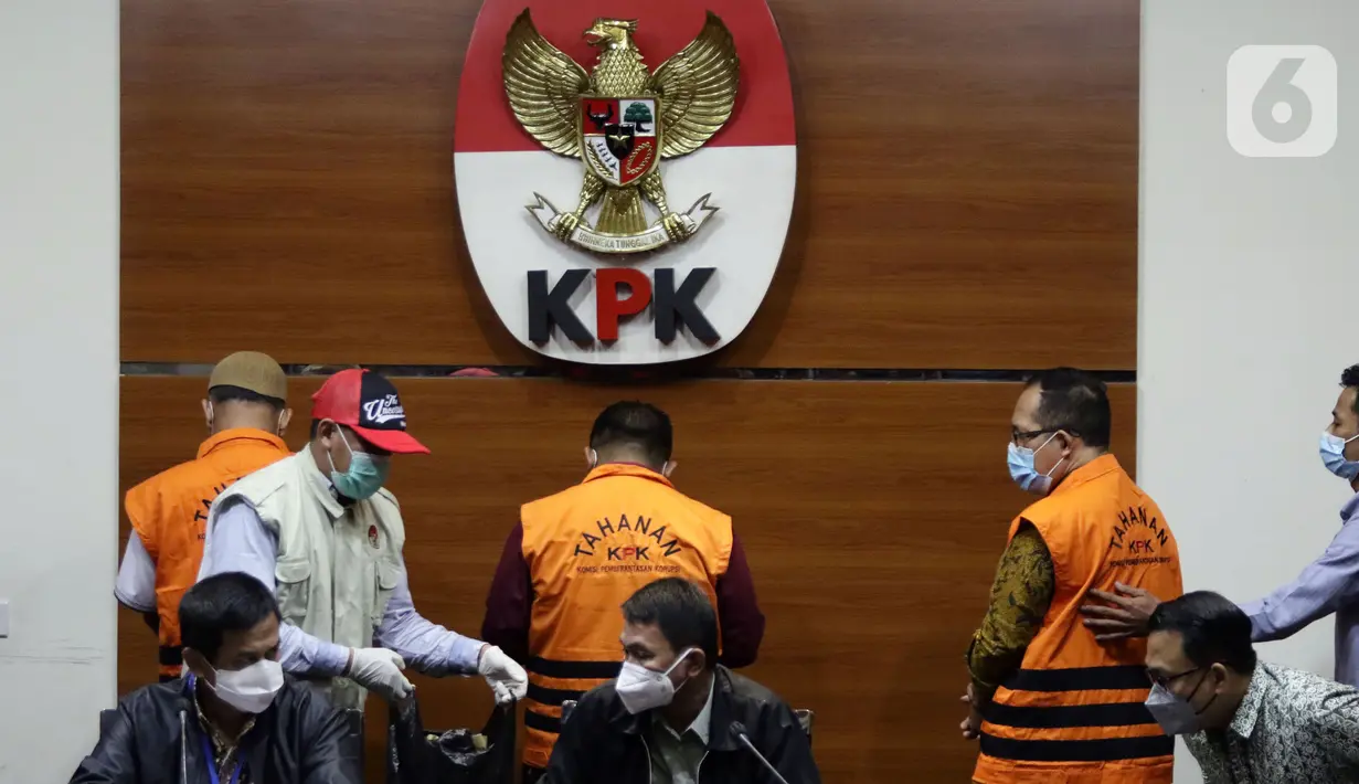 Petugas membawa barang bukti penahanan Hakim Pengadilan Negeri Surabaya, Itong Isnaeni Hidayat sebagai tersangka dugaan suap penanganan perkara saat rilis penahanan di Gedung KPK, Jakarta, Kamis (20/1/2022). (Liputan6.com/Helmi Fithriansyah)