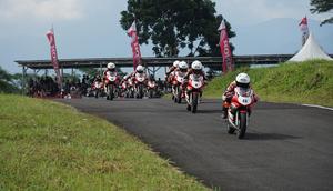 Para pembalap Astra Honda Racing School (AHRS) yang sedang berpacu di lintasan Sirkuit Bukit Peusar, Tasikmalaya dalam ajang Astra Honda Dream Cup (AHDC) 2026 yang digelar pada Minggu (24/5/2026). (Dok. AHM)