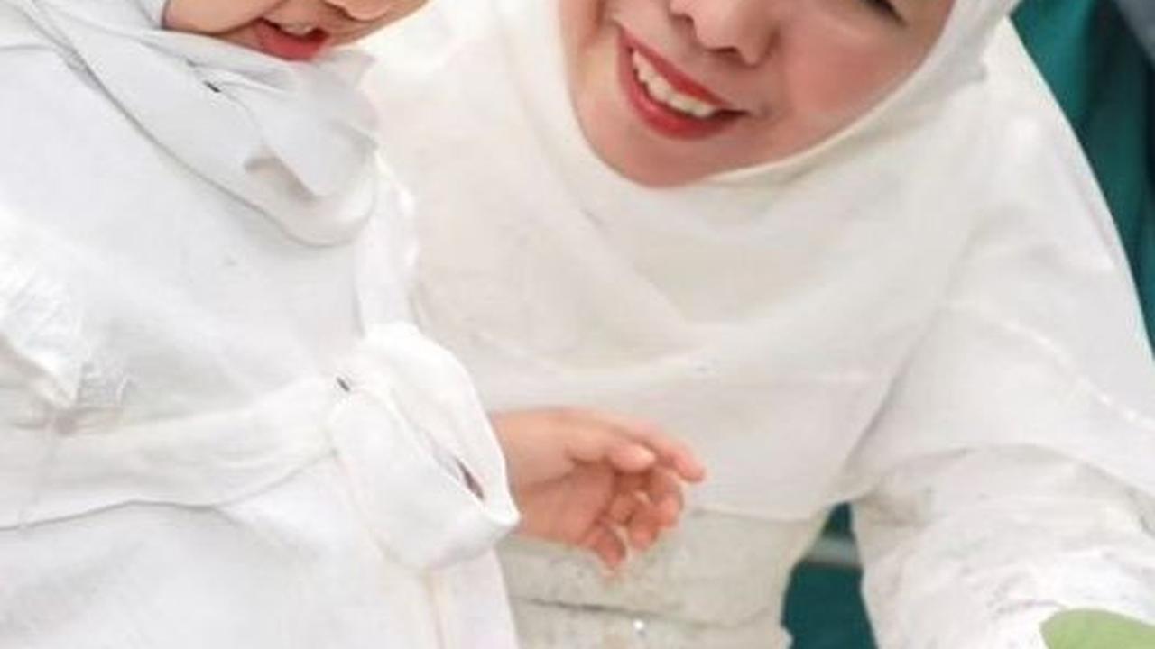 Aila sangat bersemangat. Ia menanam bibit buah hingga tiga kali.