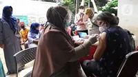 Warga menjalani vaksinasi booster COVID-19 di Balai RW 04, Ciganjur, Jakarta Selatan, Senin (18/7/2022). Wajib vaksinasi ketiga atau booster COVID-19 untuk perjalanan dan masuk ke ruang publik diberlakuan untuk mengejar cakupan vaksin booster yang hingga saat ini baru mencapai 25,33 persen. (merdeka.com/Arie Basuki)
