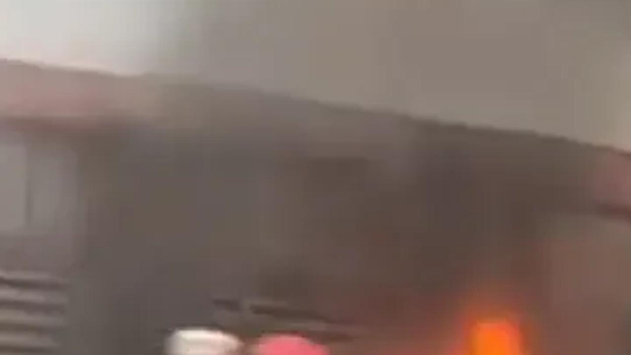 Welfizon mengaku belum dapat memastikan penyebab kebakaran. Namun, ia yakin bahwa sumber api berasal dari luar halte.