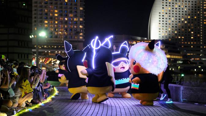Para peserta dengan pakaian Pikachu, karakter ikonik serial animasi Pokemon, berpartisipasi dalam parade tahunan Pikachu di Yokohama, Jepang, 8 Agustus 2019. Pikachu sendiri merupakan Pokemon berwarna kuning yang sangat terkenal dan banyak orang-orang di dunia yang menggemarinya. (Kazuhiro NOGI/AFP)
