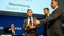 Petugas keamanan mengamankan Lee Nelson saat konferensi pers di markas FIFA di Zurich, Swiss (20/7/2015). ). Kedatangan Nelson membuat jumpa pers tertunda beberapa saat. (REUTERS/Arnd Wiegmann)