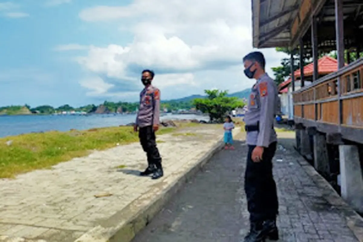 Polsek Likupang berkolaborasi dengan TNI, Dinas Kesehatan (Dinkes) dan Pemerintah Desa melaksanakan Operasi Yustisi di pintu masuk tempat wisata Pantai Desa Pulisan, Kecamatan Likupang, Kabupaten Minahasa Utara.