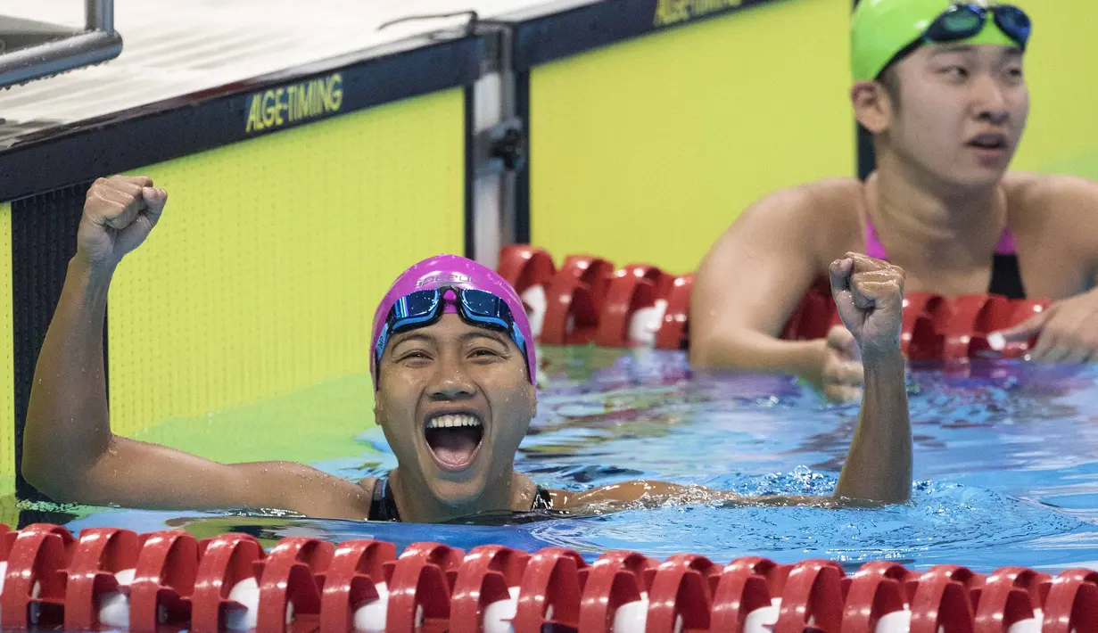Syuci Indriani perenang Indonesia berhasil meraih medali emas di nomor 100 meter gaya dada klasifikasi SB14 pada Asian Para Games 2018, Gelora Bung Karno Jakarta, Senin (8/10/2018).  (Bola.com/Peksi Cahyo)